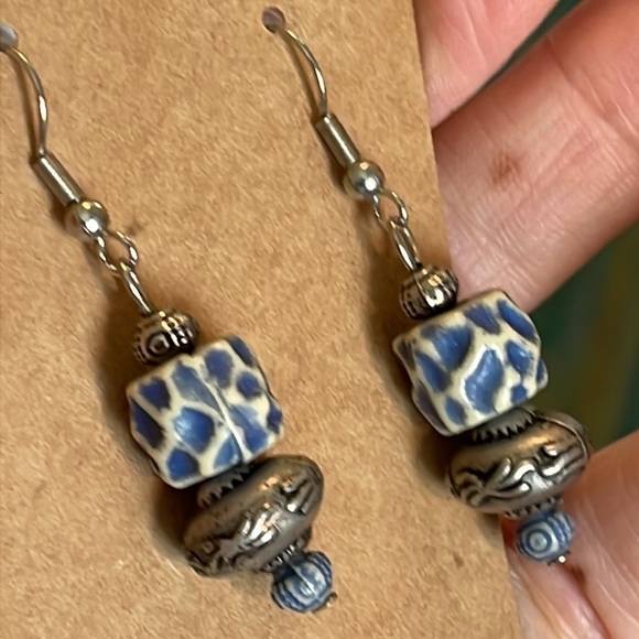 💐5/25 two pair dangle drop blue white barrel gold silver tone earrings - Picture 3 of 9